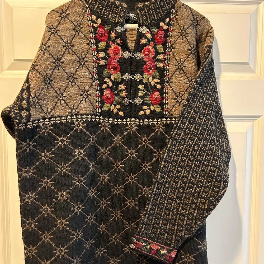 Icelandic Design Women's Sweater - Black and Beige